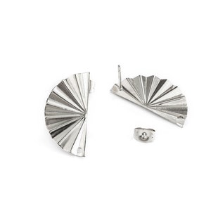 Pode incluir: Um par de brincos de prata com um design em forma de leque. Os brincos são feitos de metal e têm um fecho de poste.