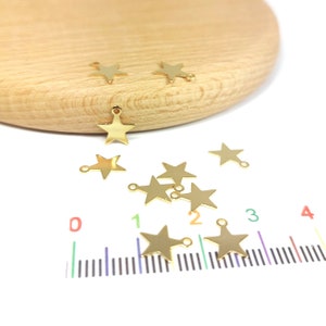 Fines étoiles en laiton doré à l'or fin 24k, petits pendentifs étoiles , 8x6mm. Lot de 10 image 4