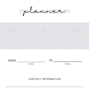 Peut inclure: Un agenda blanc avec le mot "planner" en écriture cursive en haut. La partie supérieure présente un motif floral gris clair. L'agenda comprend des sections pour les dates "De" et "À", et les "Coordonnées".