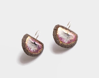 Boucles d'oreille demi-cercles rose nervures de feuille de ginkgo biloba, liseret d'or en lave émaillée support argent