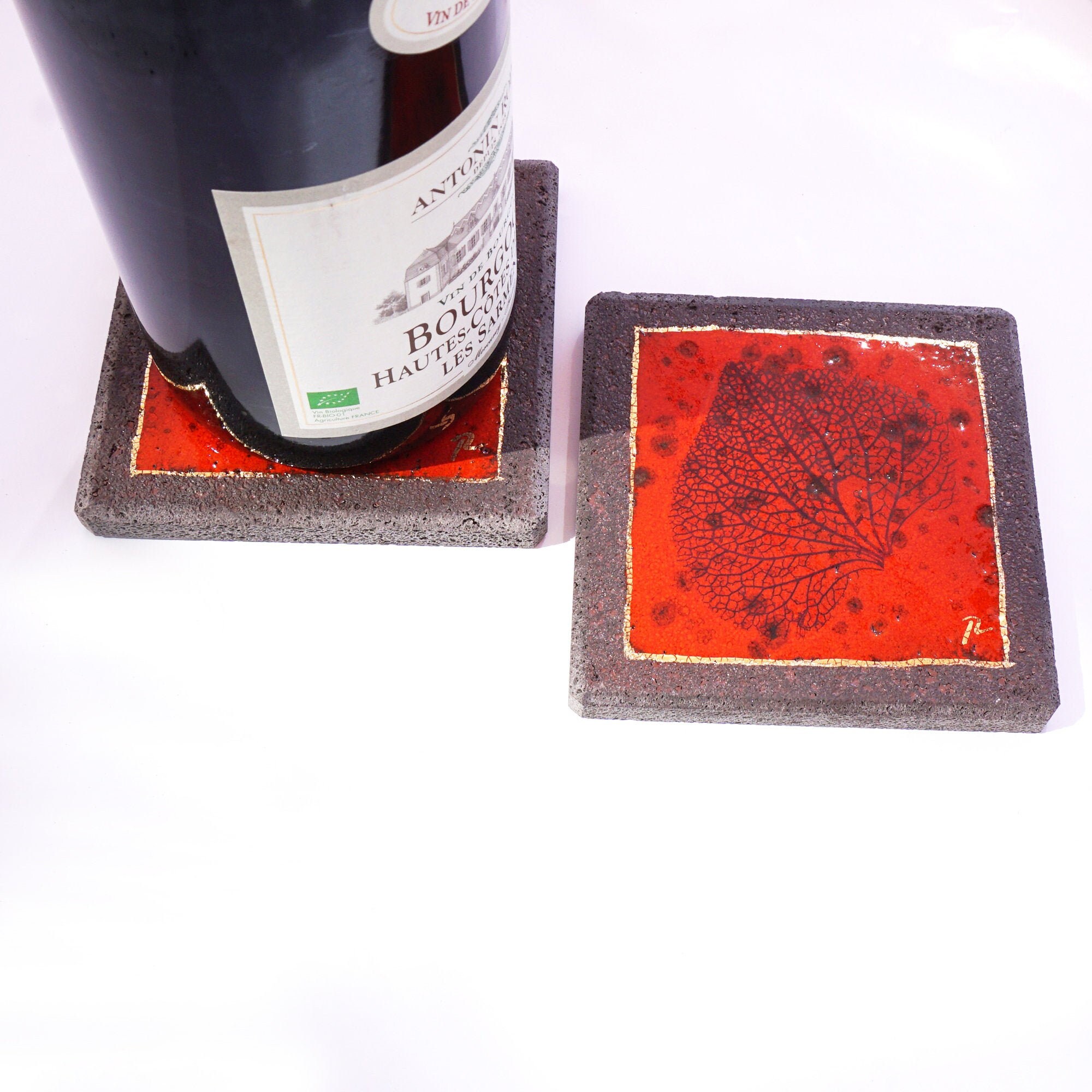 Lot de Deux Dessous Verre ou Bouteille Rouge, Nervures Feuille en Lave Émaillée et Touches d'or 10x1