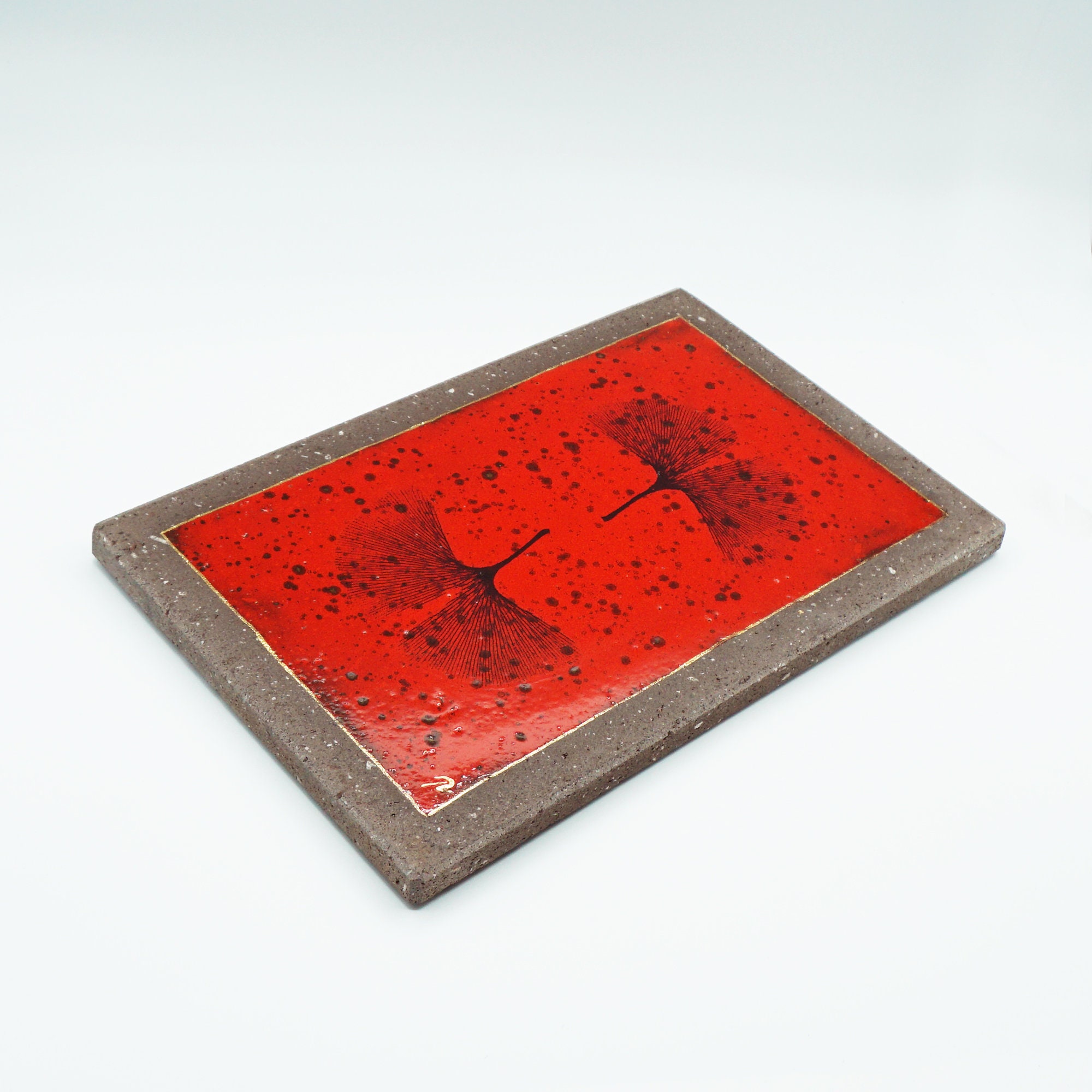 Dessous de Plat Rouge Nervures Feuille Ginkgo Biloba en Lave Émaillée Des Volcans d'auvergne et Touc