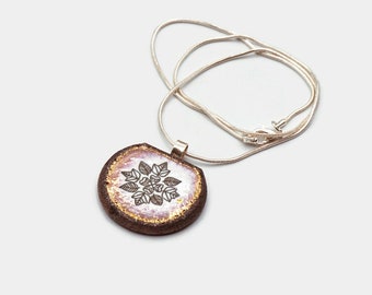 Pendentif demi cercle rose fleur de cristal en lave émaillée et touches d'or monté sur tour de cou plaqué argent