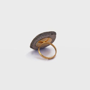 Magnifique bague ovale feuille de ginkgo biloba en lave émaillée des volcans d'Auvergne et touches d'or, anneau en plaqué or réglable image 5