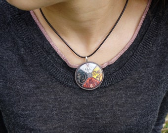 Medicine wheel pendant 4 cm in enameled lava from the Auvergne volcanoes