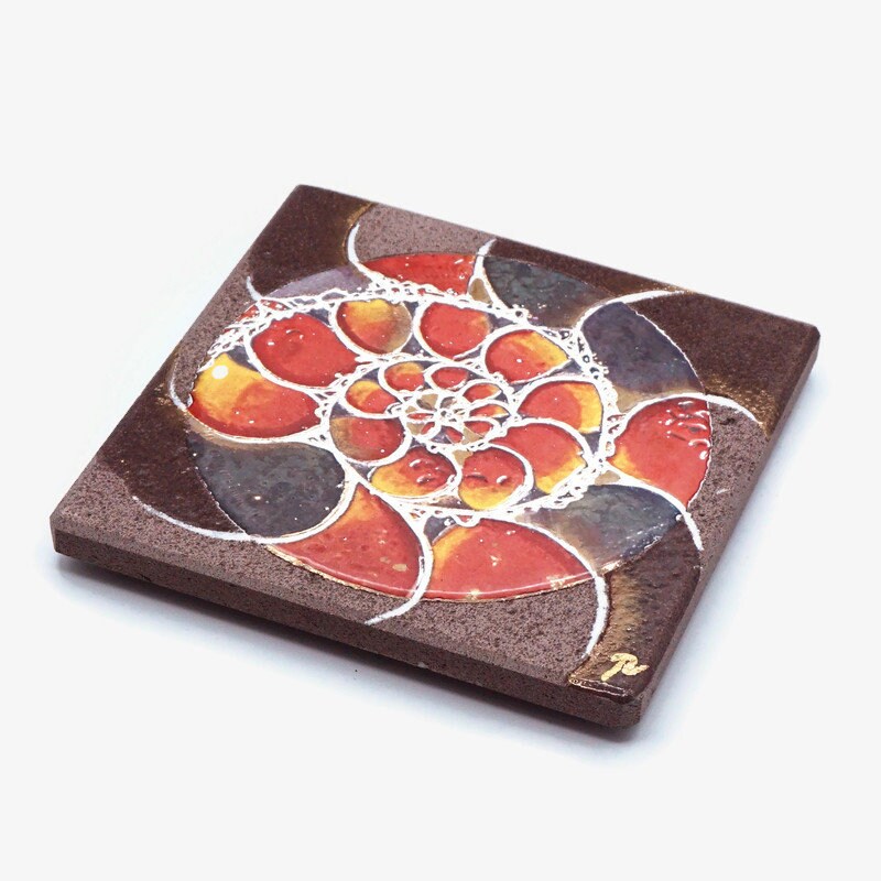 Petit Dessous de Plat Carré Inspiration Ammonite Rouge en Lave Émaillée Des Volcans d'auvergne et To