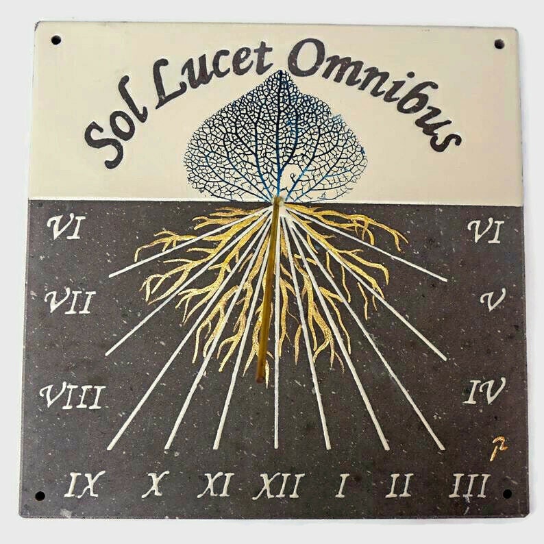 Cadran Solaire Carré en Lave Émaillée Nervure de Feuille et Touches d'or Sol Lucet Omnibus Pour Faça