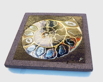 Grand dessous de plat carré ammonite en lave émaillée des volcans d'Auvergne et touches d'or 25X25cm