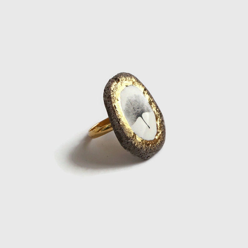 Magnifique bague ovale feuille de ginkgo biloba en lave émaillée des volcans d'Auvergne et touches d'or, anneau en plaqué or réglable image 3