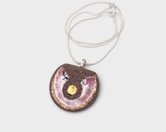 Pendentif demi cercle rose en lave émaillée et point d'or monté sur tour de cou plaqué argent