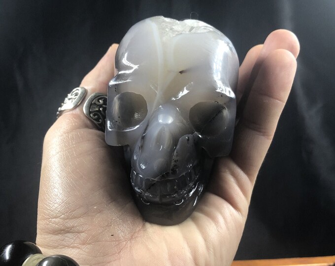 Crystal skull. hand-carved skull. Quartz geode on agate and rock crystal gangue. Single piece 8.5/7.5/4.5cm 0.561kg