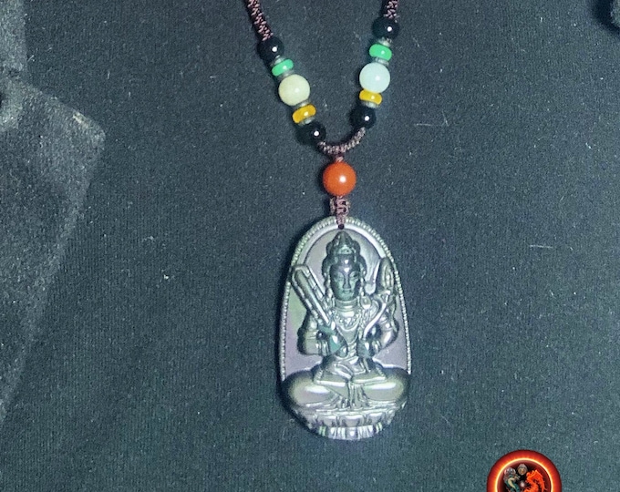 Pendentif, bouddha, Akashagarbha . Amulette bouddhiste, obsidienne oeil celeste. obsidienne oeil celeste naturelle du mexique. Cordon, jade.