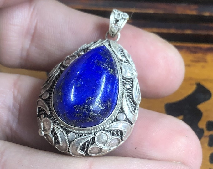 traditional pendant, Pekinoise jewelry. Lapis Lazuli from Afghanistan. Silver 925