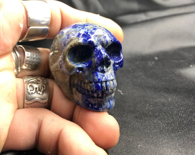 Crystal skull. Skull carved by hand lapis lazuli . 5cm in length.