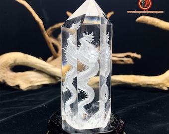 Dragon sculpté dans cristal de roche en intaille. Feng Shui. Effet 3D. Travail artisanal, cristal de roche naturel, expertisé. Support bois.