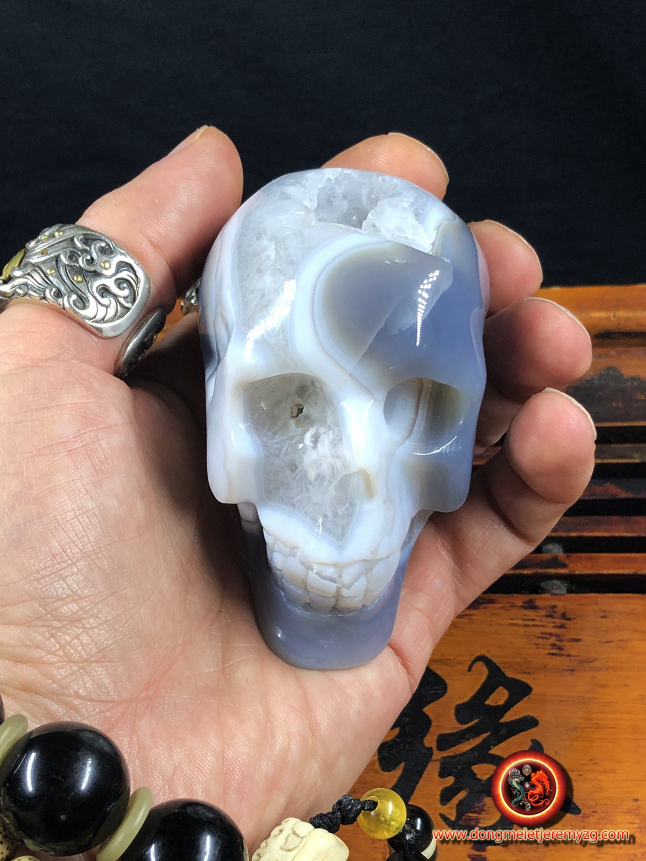 Crâne de Cristal. Crane Sculpté à La Main. Geode Quartz sur Gangue d'agate et Cristal Roche . Piece