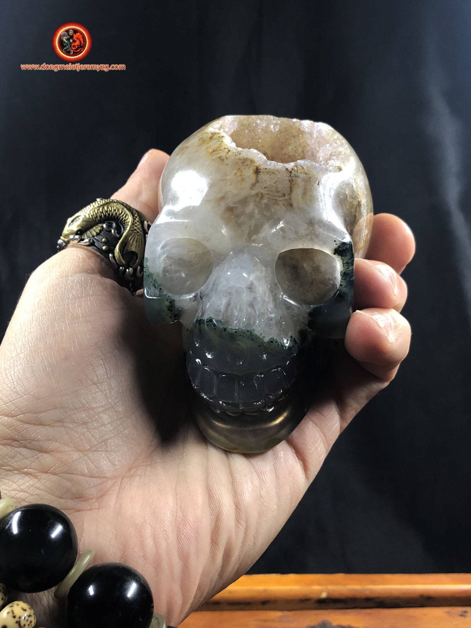 Crâne de Cristal. Crane Sculpté à La Main. Geode Quartz sur Gangue d'agate et Cristal Roche . Piece