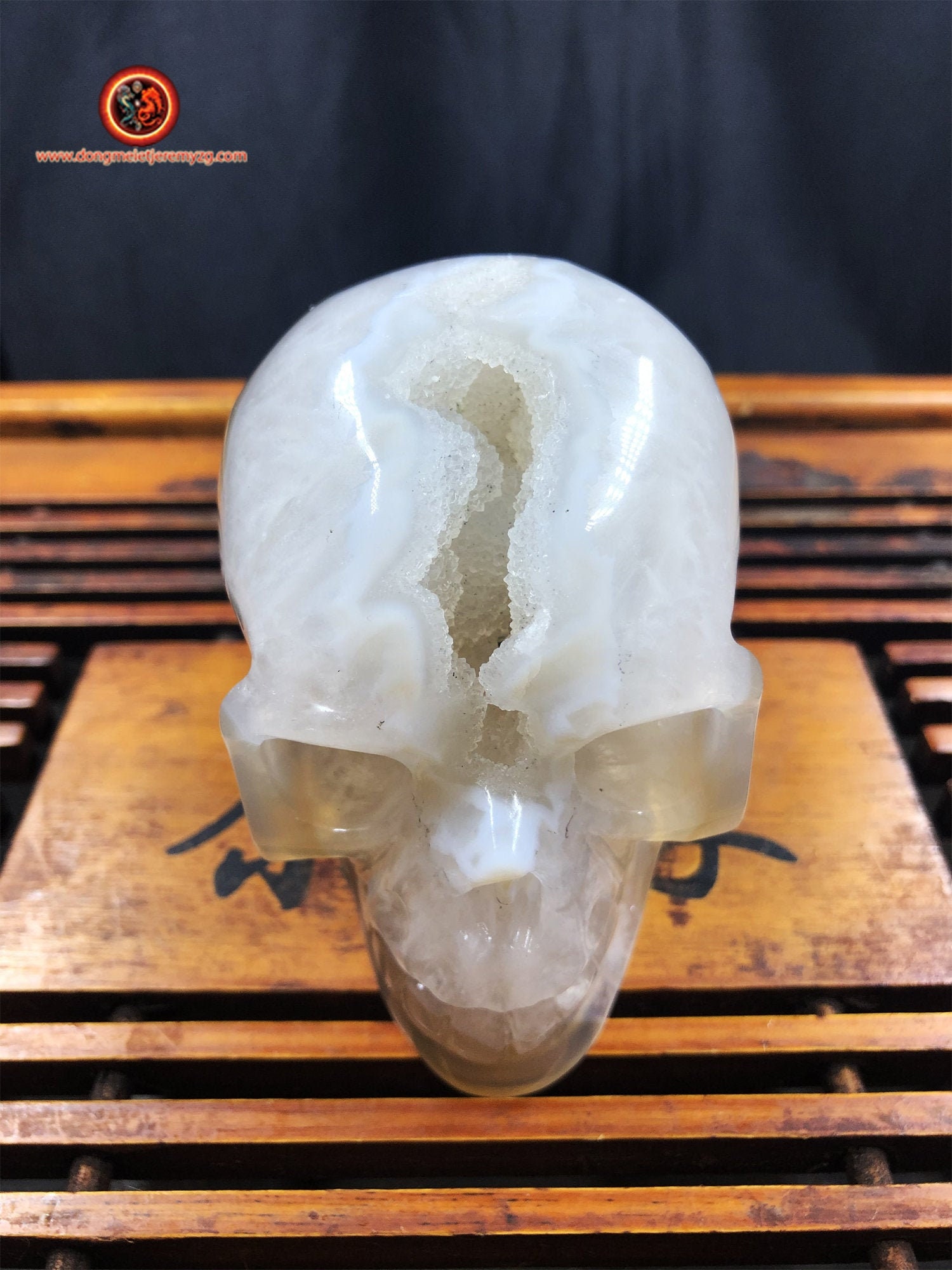 Crâne de Cristal. Crane Sculpté à La Main. Geode Quartz sur Gangue d'agate et Cristal Roche . Piece