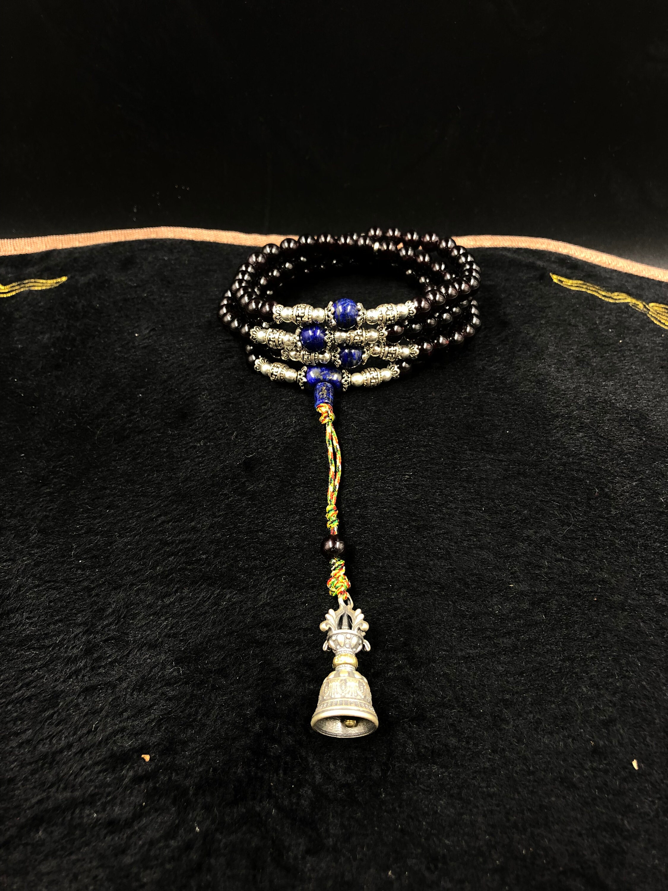 Mala, Chapelet Bouddhiste. 108 Perles de Grenat Pyrope. Lapis Lazuli. Argent 925. Cloche Tibétaine..