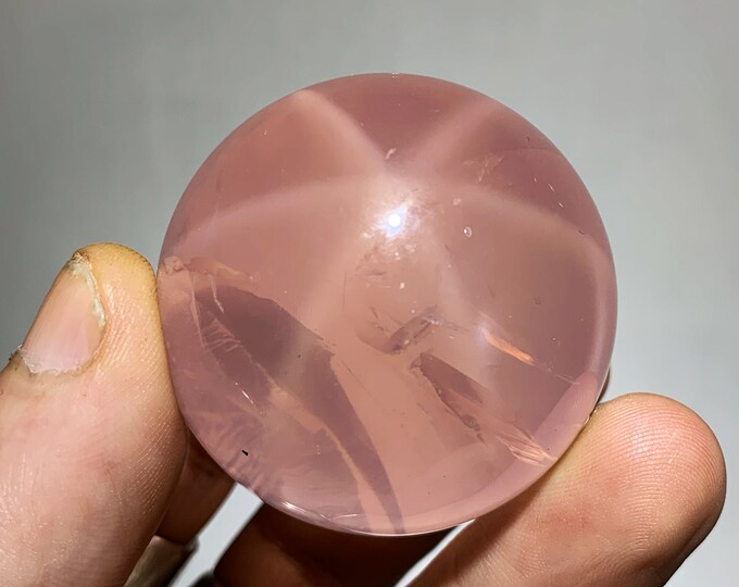 Sphere, starry pink quartz, astered pink quartz or pink aserized quartz. Origin of Mozambique, beautiful rainbow iridescent in inclusion.
