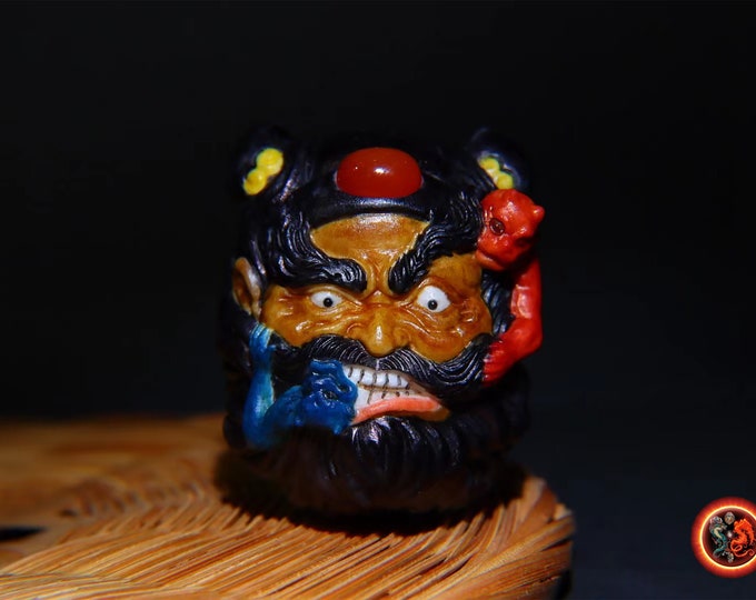 netsuke, pendentif, protection taoïste Zhong Kui, le fantôme chasseur de fantôme. Entièrement exécuté artisanalement en bois de cerf. Rare