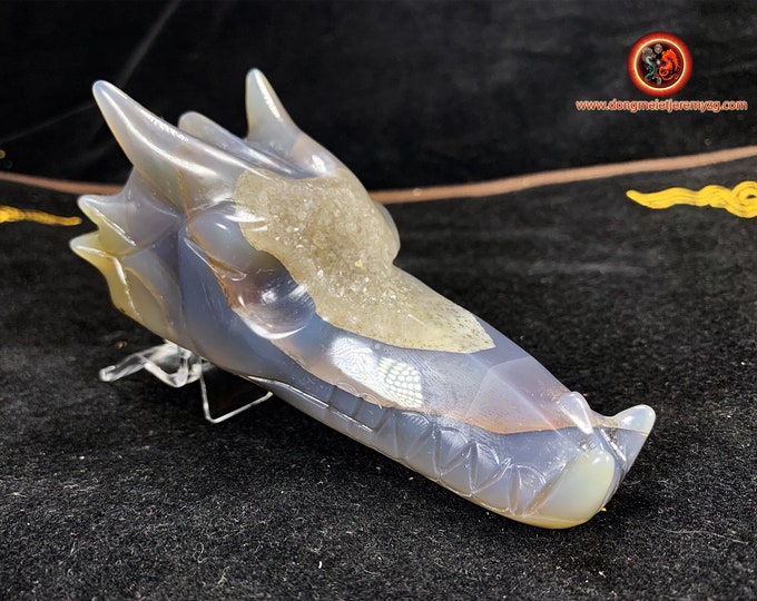 crystal dragon crane. Dragon carved by hand in a quartz geode on rock crystal gangue and agate. Unique piece