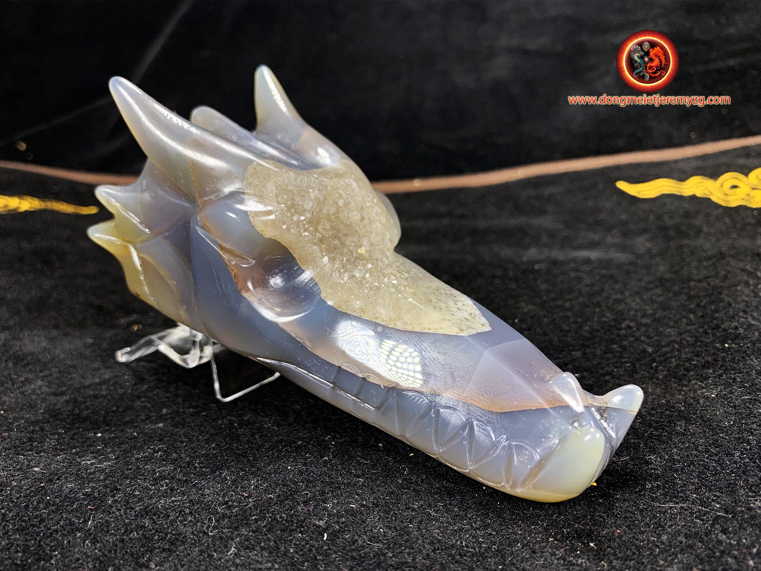 Crane de Dragon en Cristal. Dragon Sculpté A La Main Dans Une Geode Quartz sur Gangue Cristal Roche