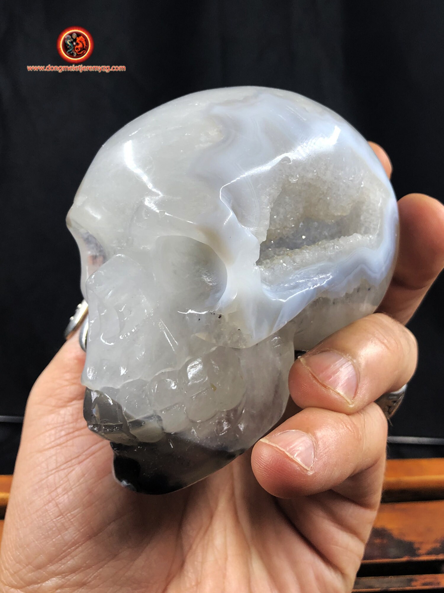 Crâne de Cristal. Crane Sculpté à La Main. Geode Quartz sur Gangue d'agate et Cristal Roche . Piece