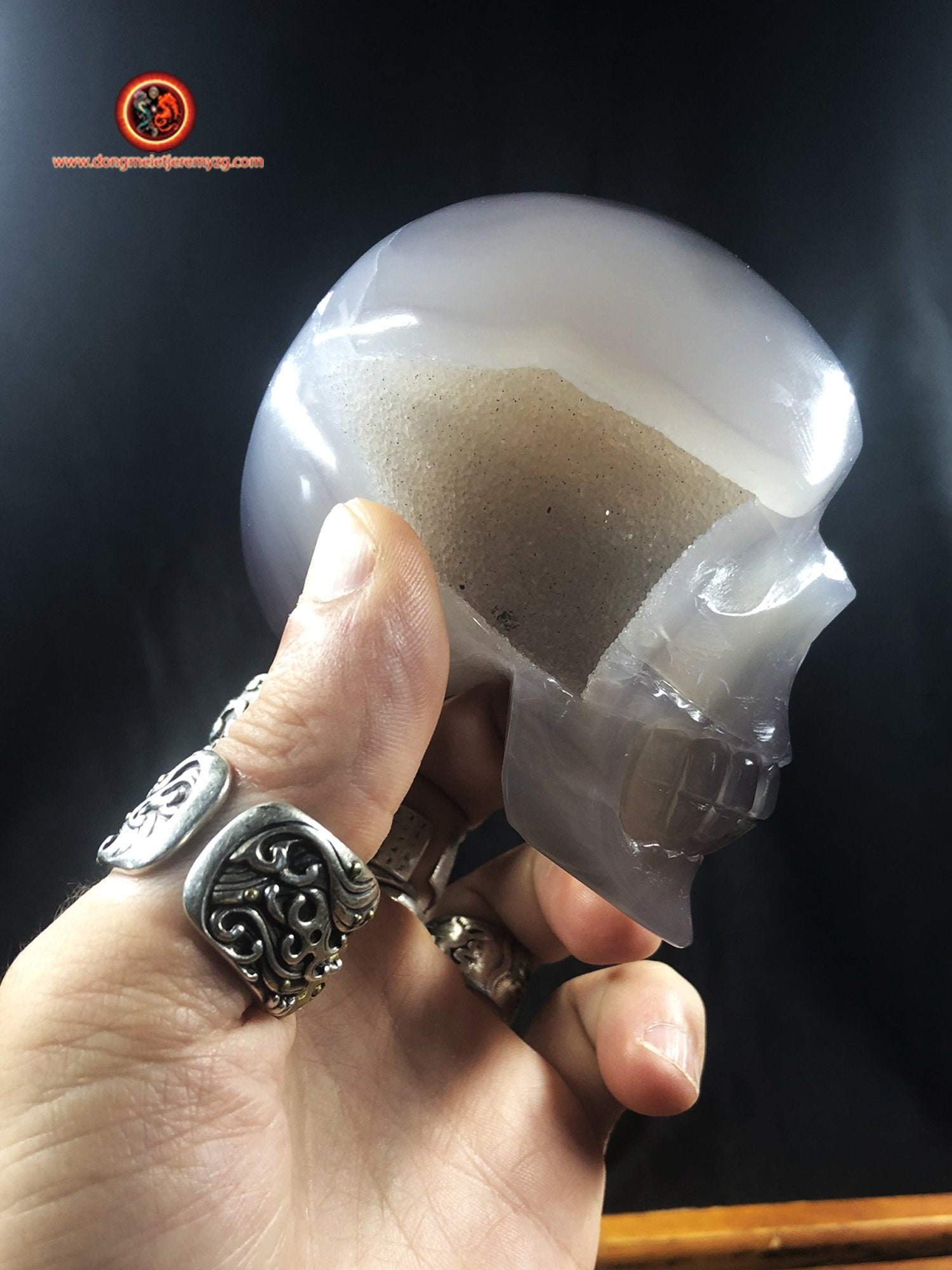 Crâne de Cristal. Crane Sculpté à La Main. Geode Quartz sur Gangue d'agate et Cristal Roche . Piece