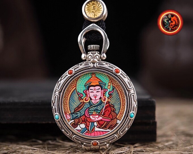 Ghau, amulette, reliquaire tibétain, Bouddha.Guru Rinpoche argent 925. thangka peint à la main mandala de kalachakra et dorje au verso.