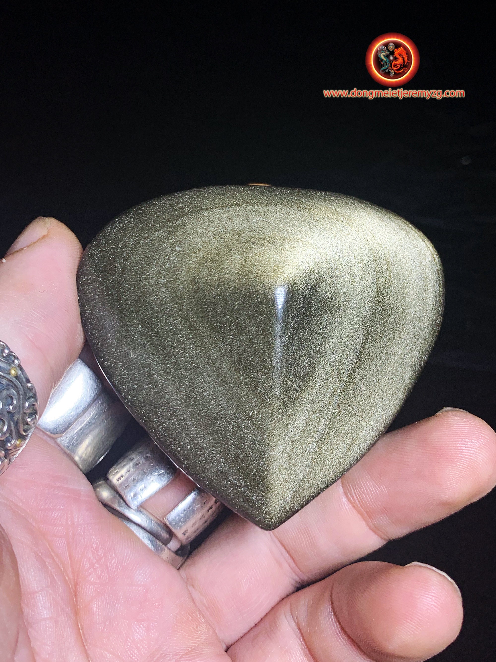 Coeur en Obsidienne Dorée. Originaire Du Mexique. Qualité A+ Dimensions de 59/68/32mm Poids 0, 142Kg