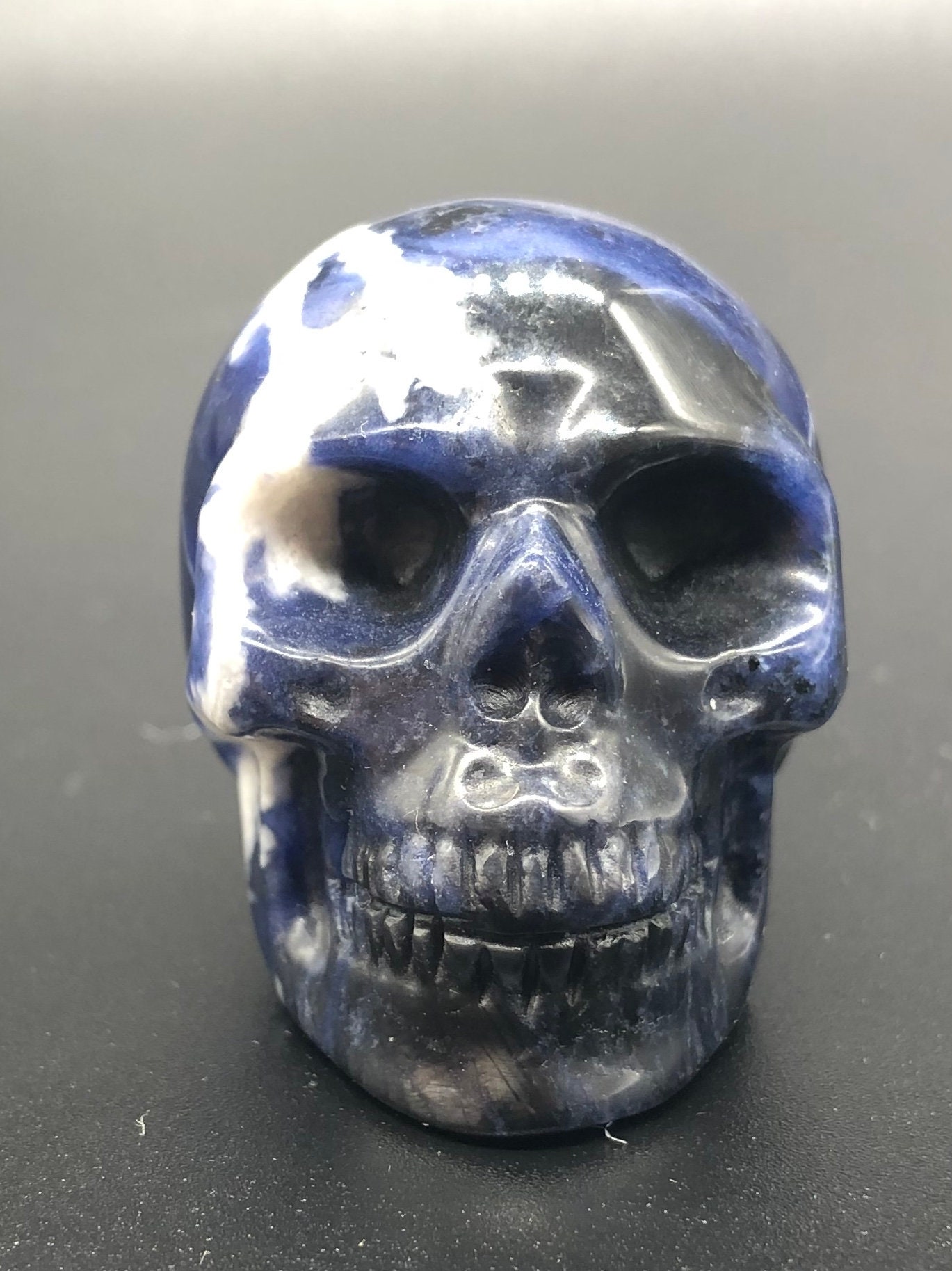 Crâne de Cristal .crâne Sculpté A La Main Sodalite . 5cm Longueur.