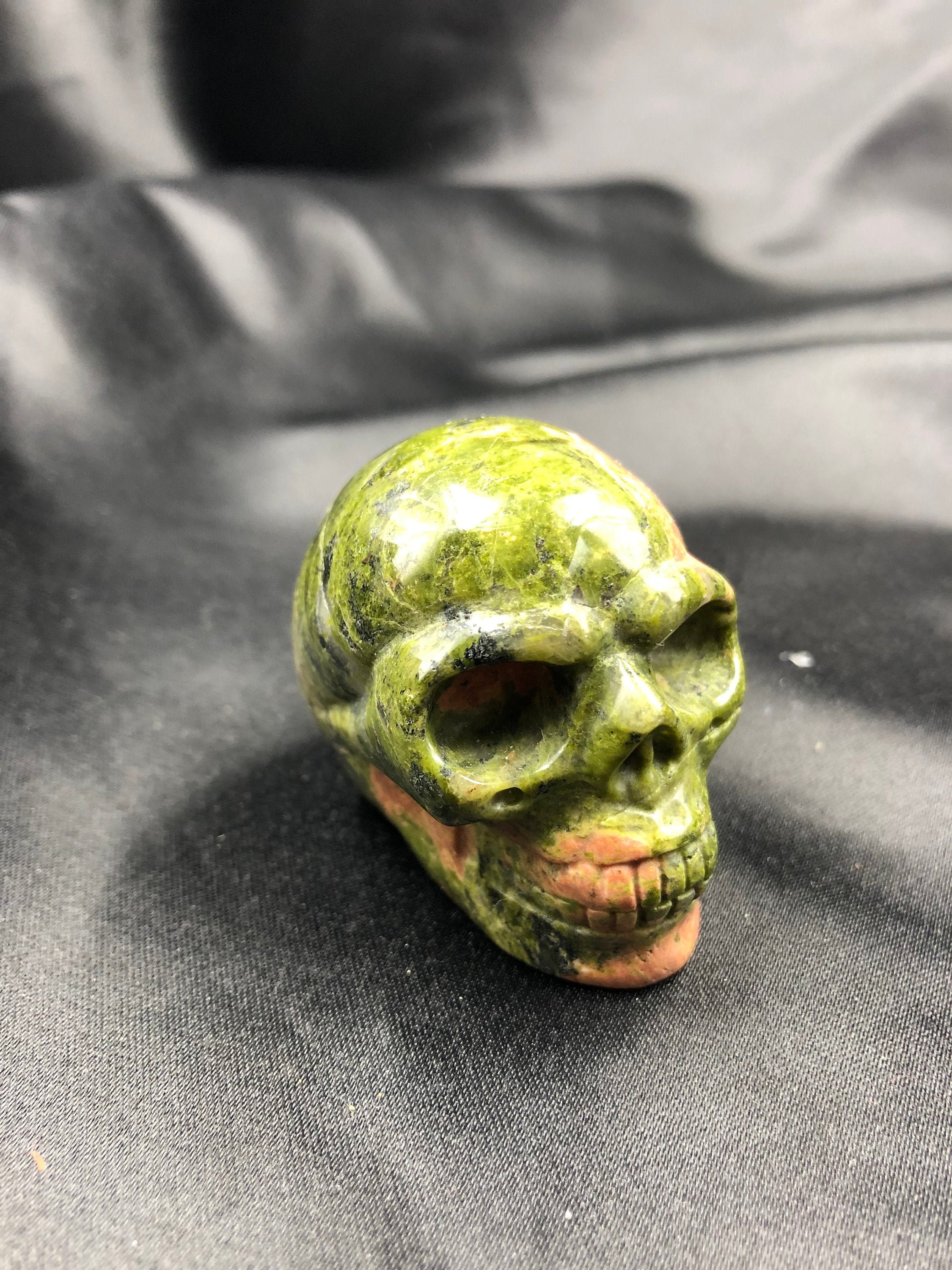 Crâne de Cristal. Crâne Sculpté A La Main Unakite . 5cm Longueur.