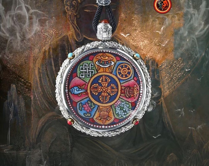 Ghau, amulette, pendentif bouddhiste tibétain 8 signes auspicieux du bouddhisme Véritable Tangka Regong traditionnel Argent, cuivre, grenat
