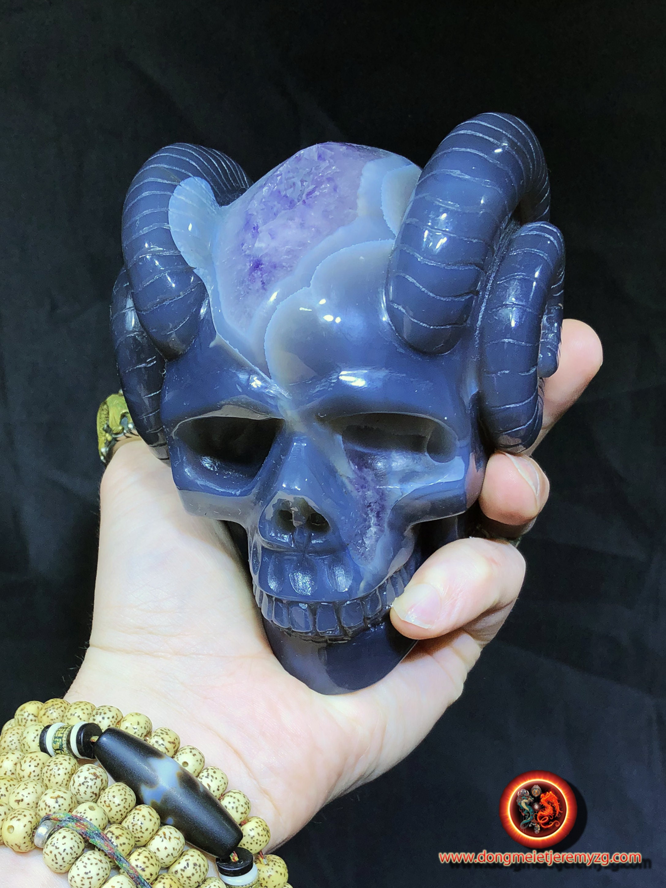 Crâne de Cristal Cornu. Crane Sculpté à La Main. Geode d'amethyste sur Gangue d'agate et Roche . Pie