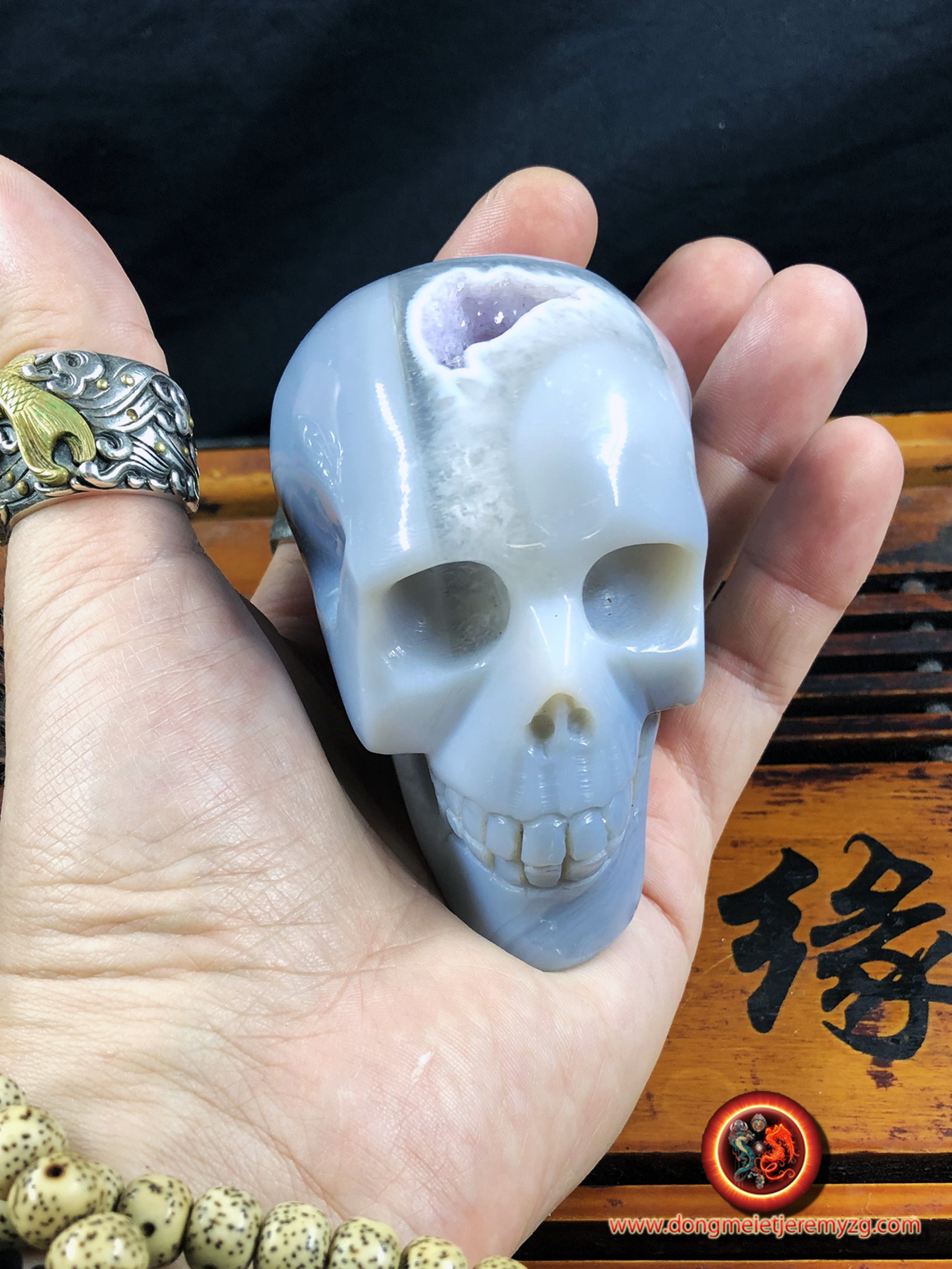 Crâne de Cristal. Crâne Sculpté à La Main. Geode d'amethyste Gangue d'agate. Pièce Unique.