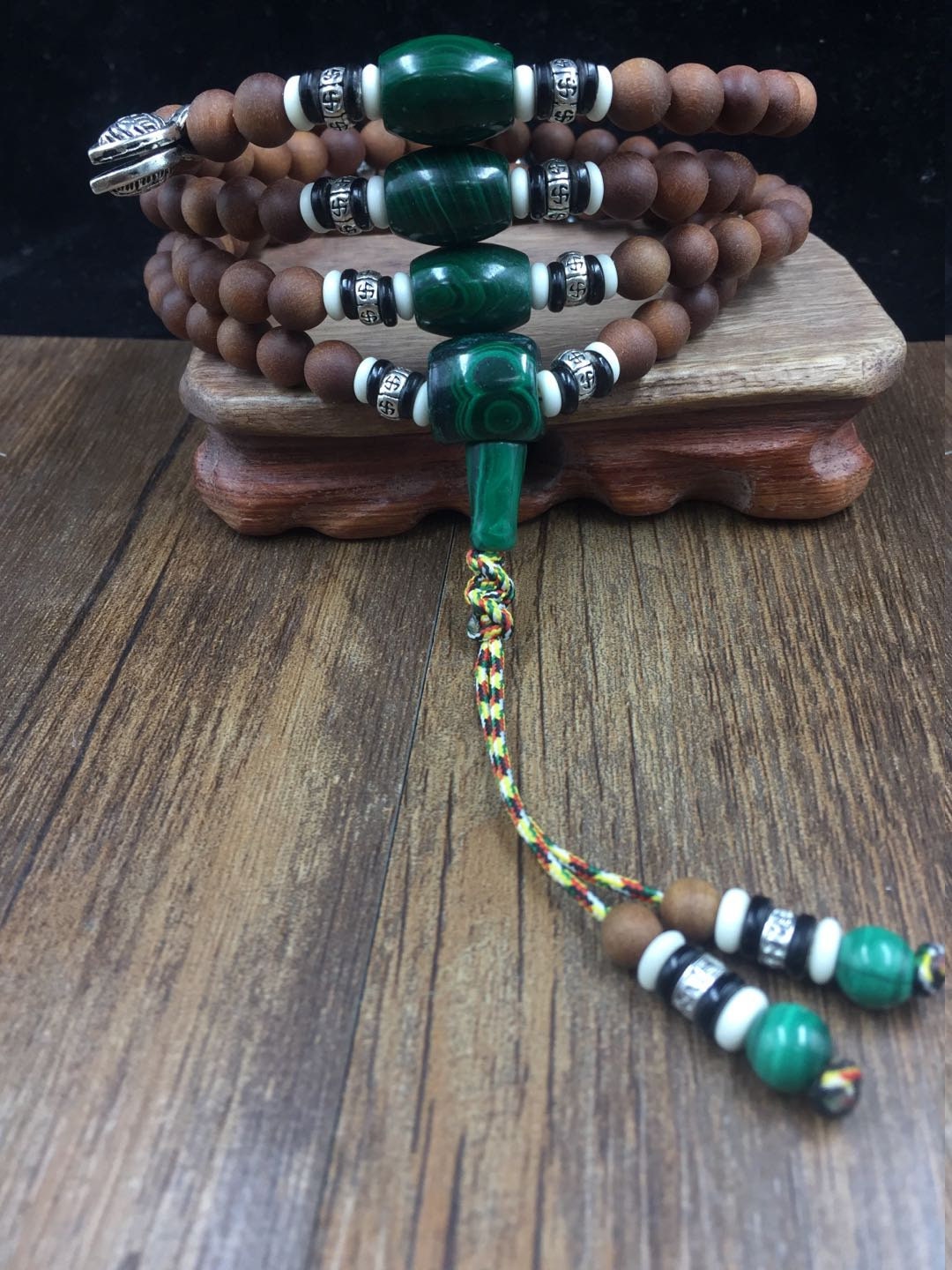 Mala, Chapelet Bouddhiste, Santal Blanc, Malachite, Argent 925, Os de Yack et Corne Buffle