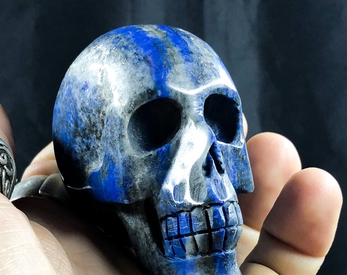 crystal skull. Natural lapis lazuli guaranteed without treatment. Entirely carved by hand, unique piece. dimensions of 6/5/3.5cm.