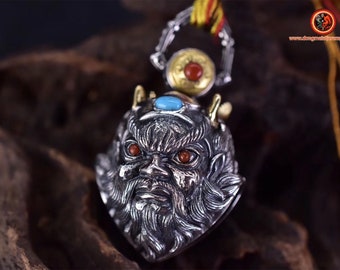 pendentif, amulette de protection Taoïste, grelot "chasse fantôme" en forme de Zhong Kui  . argent 925 et cuivre turquoise et agate nan hong