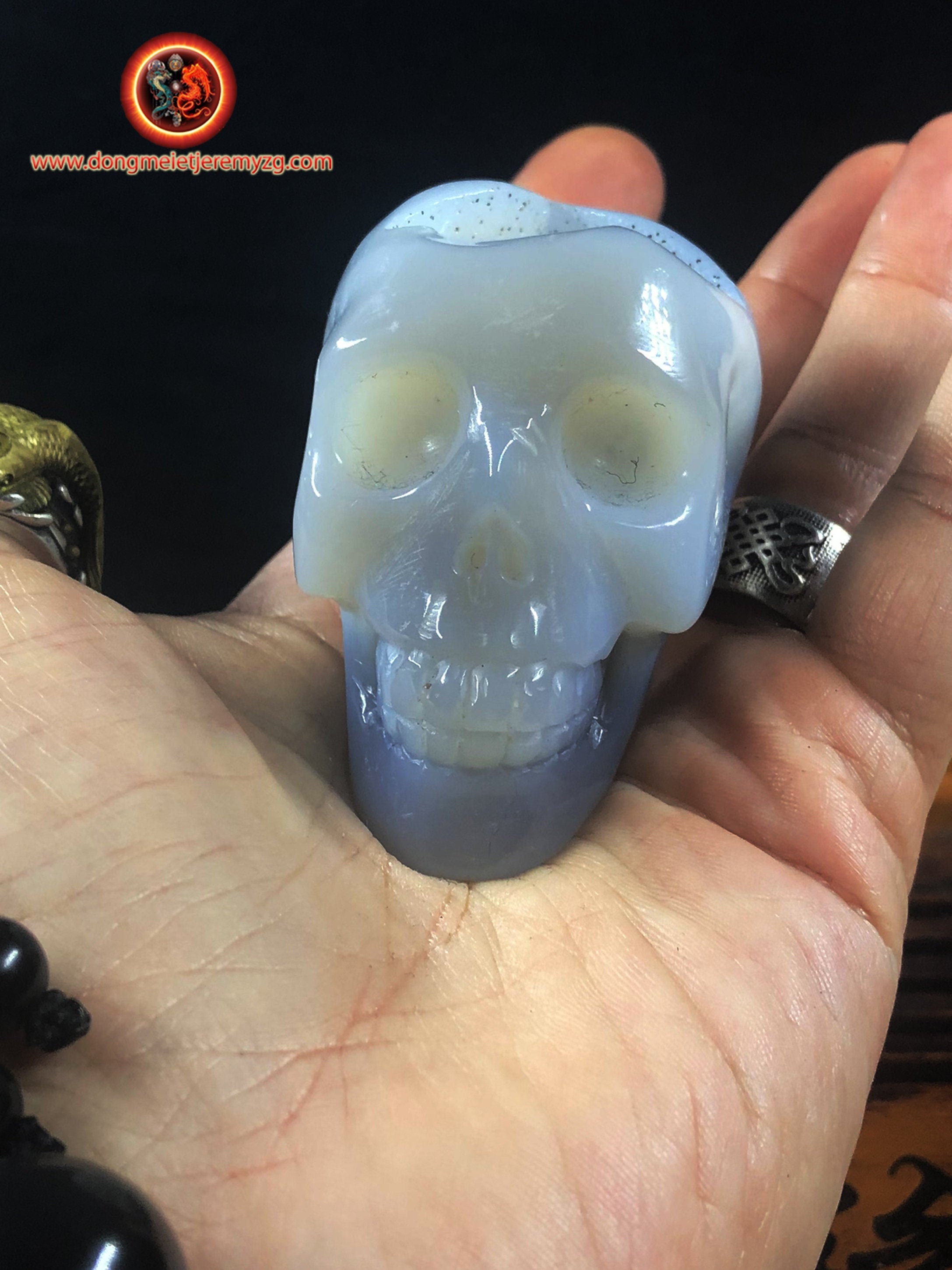 Crâne de Cristal. Crane Sculpté à La Main. Geode Quartz sur Gangue d'agate et Cristal Roche . Piece