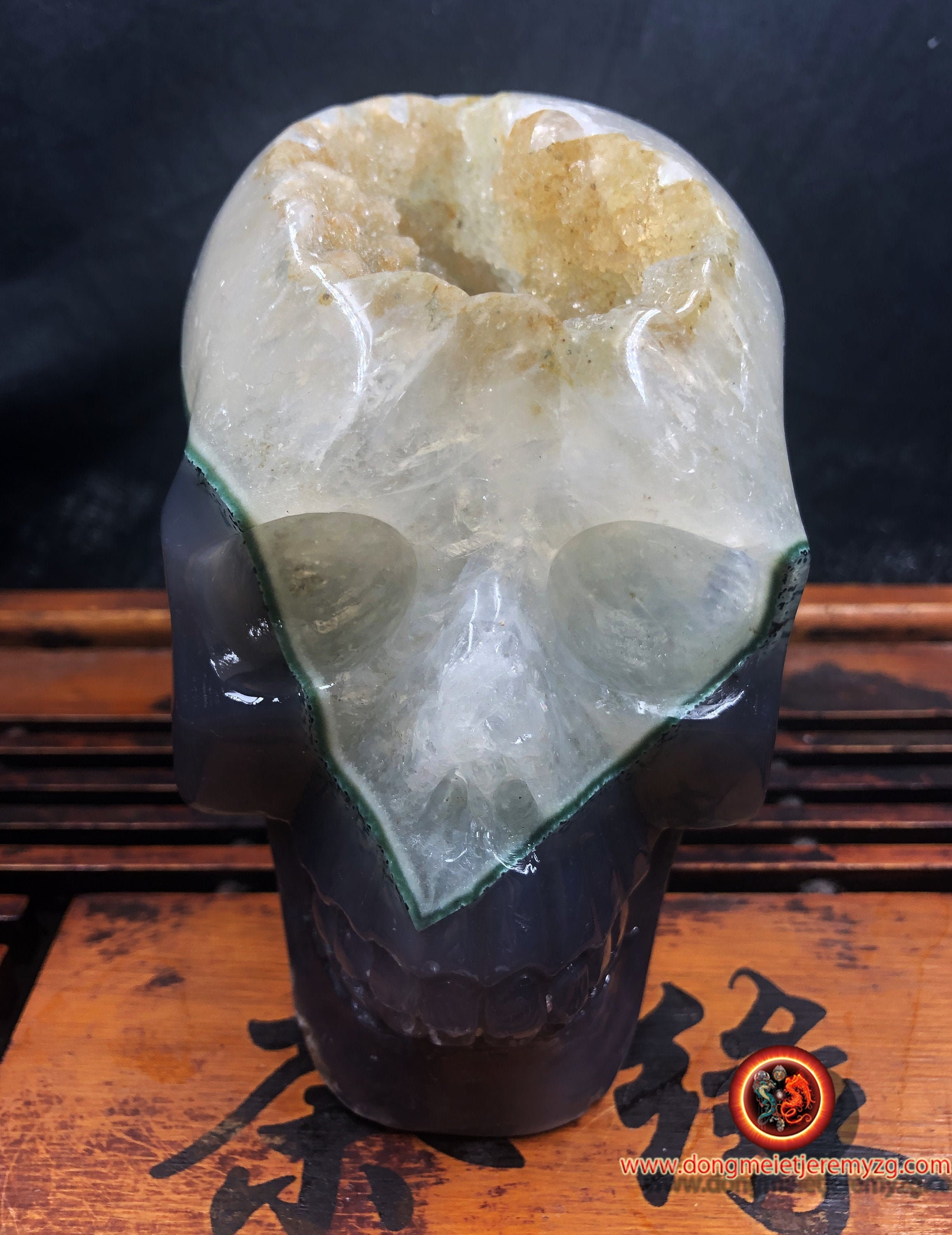 Crâne de Cristal. Crane Sculpté à La Main. Geode Quartz sur Gangue d'agate et Cristal Roche . Piece