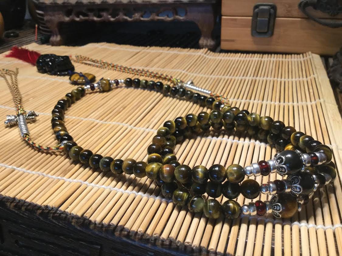 Mala en Oeil de Tigre, Obsidienne Celeste, Ambre Rouge, Amulette Pixiu