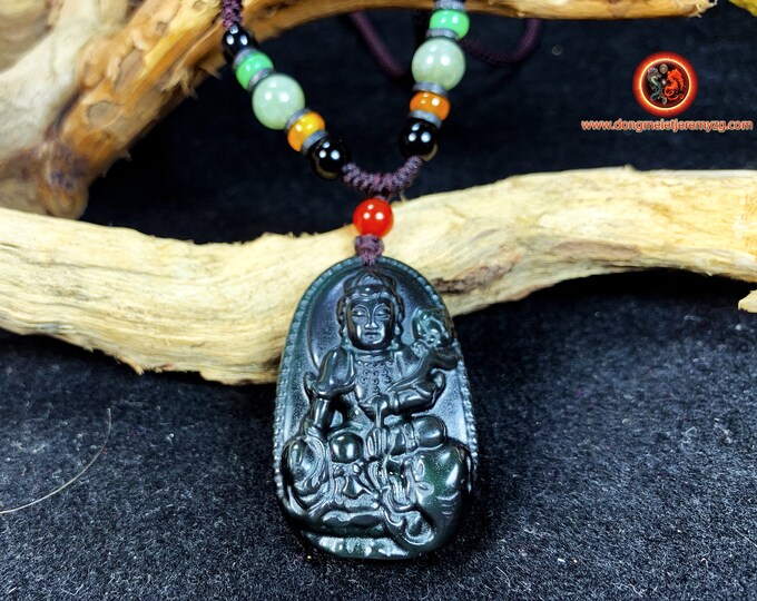 Pendentif, bouddha Samantabhadra. Amulette bouddhiste  obsidienne oeil celeste. obsidienne oeil celeste naturelle du mexique. Cordon, jade.