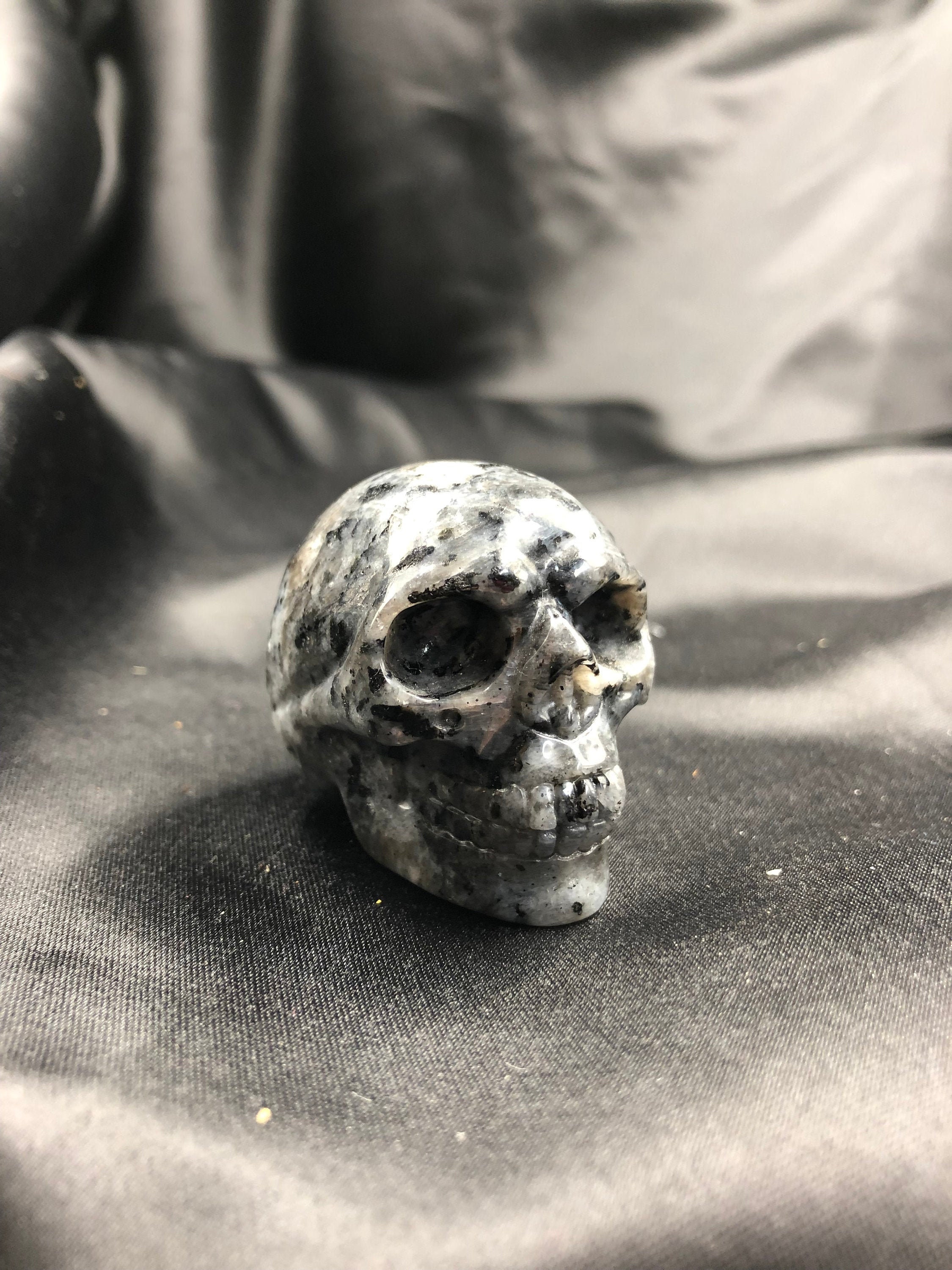 Crâne de Cristal. Crâne Sculpté A La Main Labradorite Grise . 5cm Longueur.