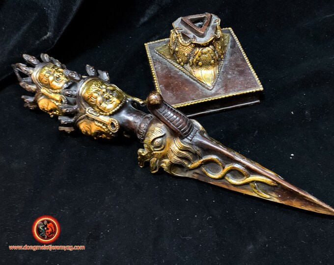 Great Buddhist Phurba vajrayana tibetain. Bronze. Ritual dagger to cast out demons. Artisanal and rare piece. esoteric, tantric.