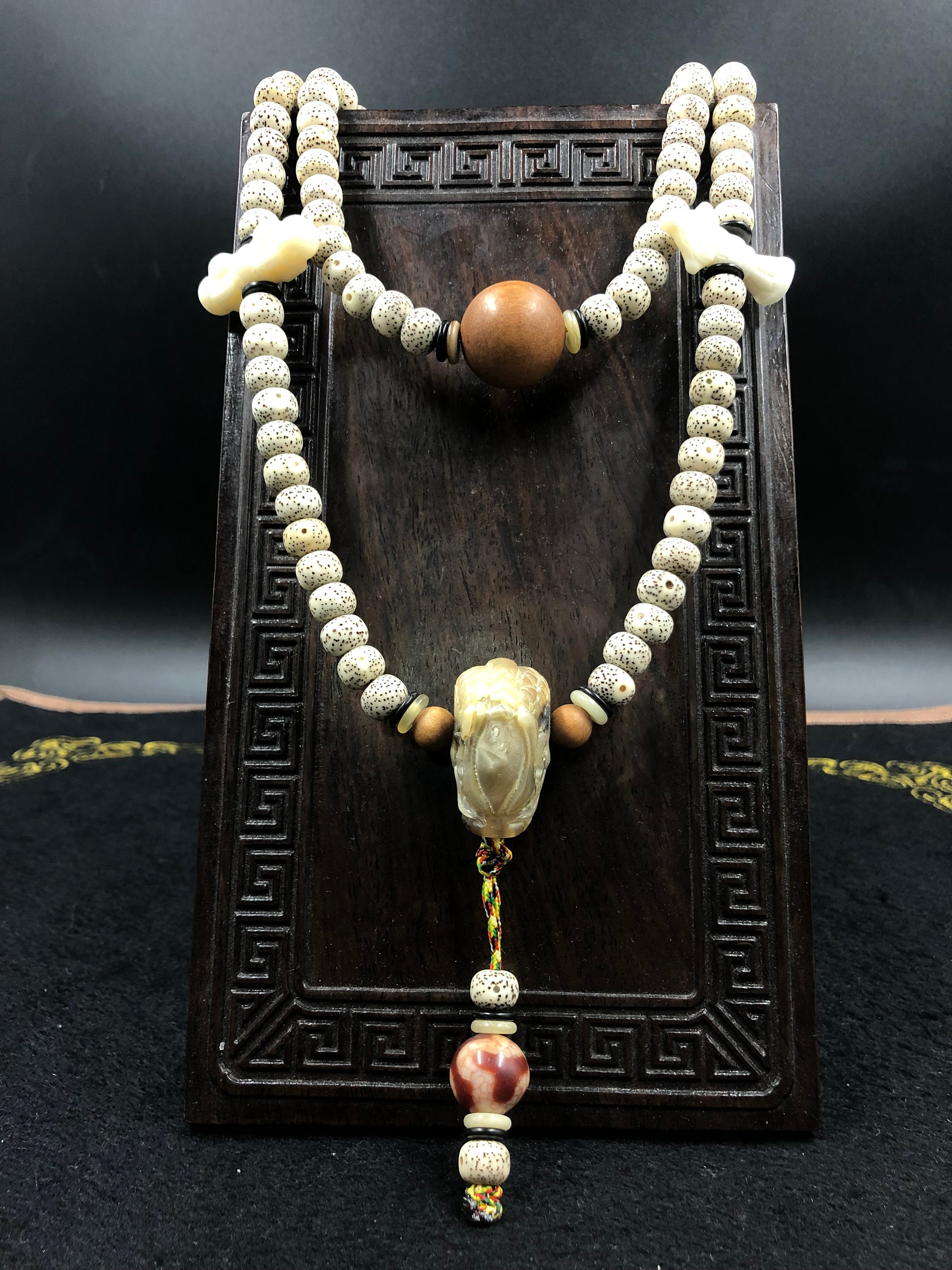 Mala, Chapelet Bouddhiste, 108 Graines de Pipal , Dragon en Os Yack, Santal, Agate Sacree Tibetaine