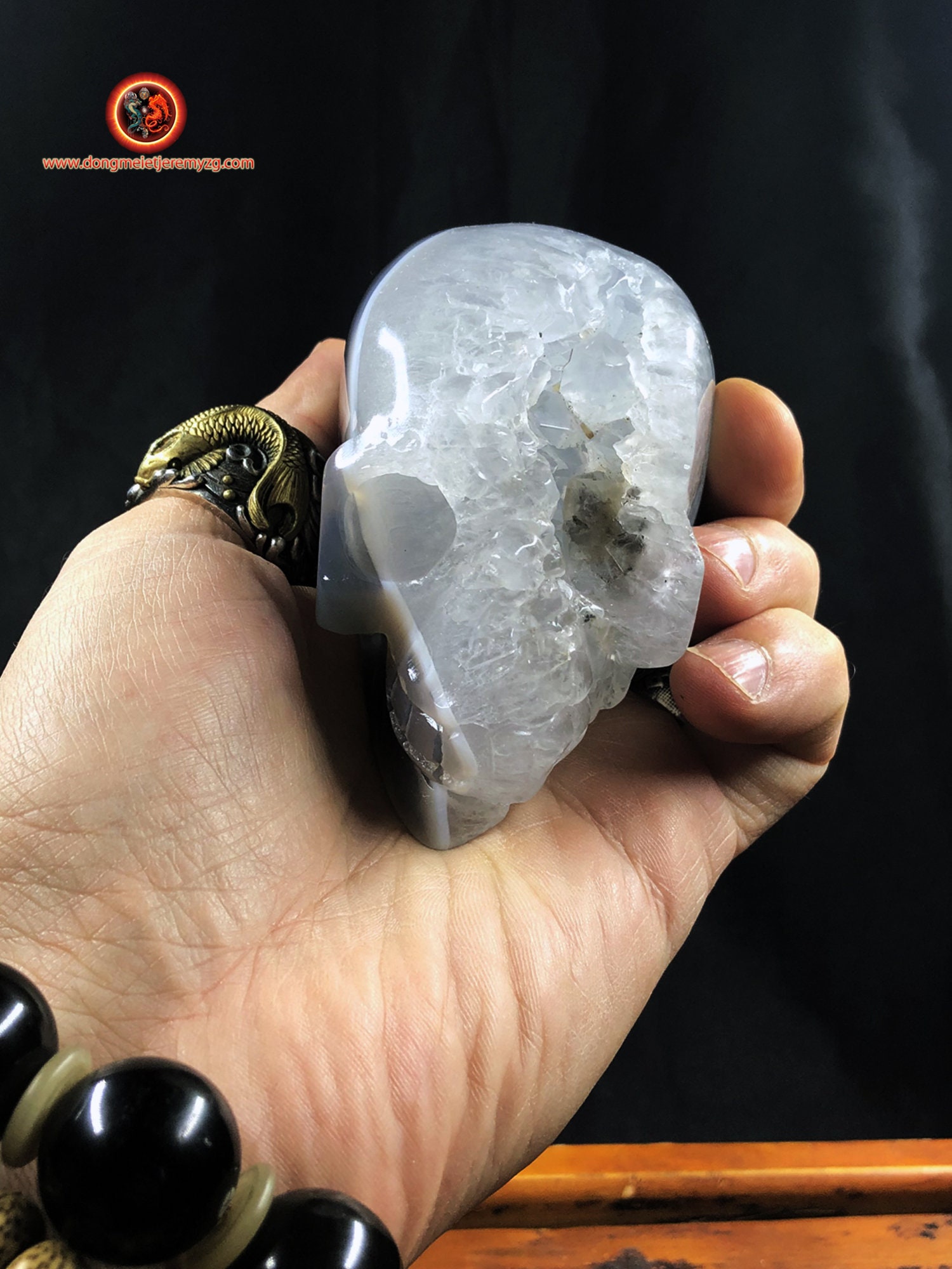 Crâne de Cristal. Crane Sculpté à La Main. Geode Quartz sur Gangue d'agate et Cristal Roche . Piece