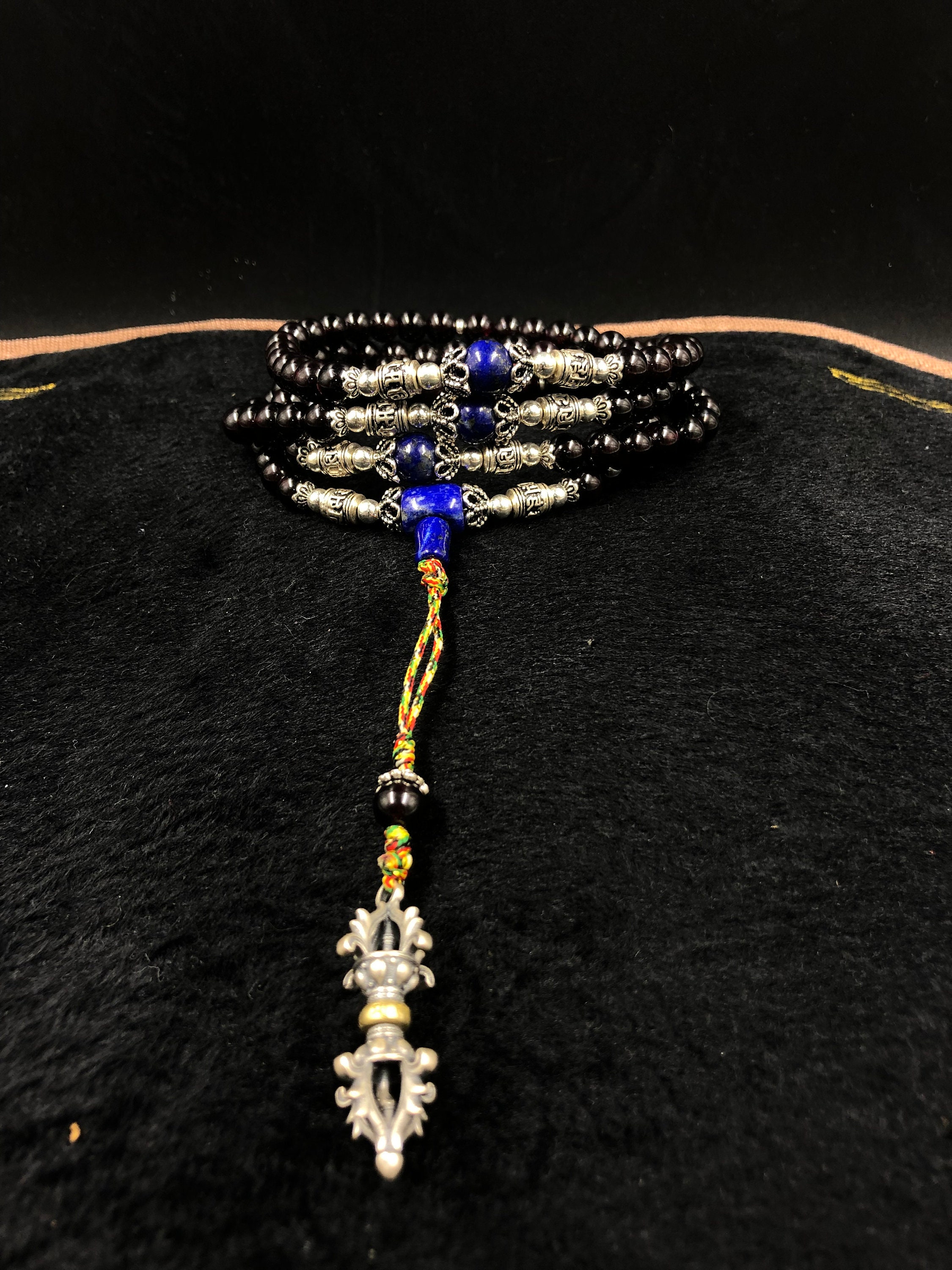 Mala, Chapelet Bouddhiste. 108 Perles de Grenat Pyrope. Lapis Lazuli. Argent 925. Dorje Tibétain.