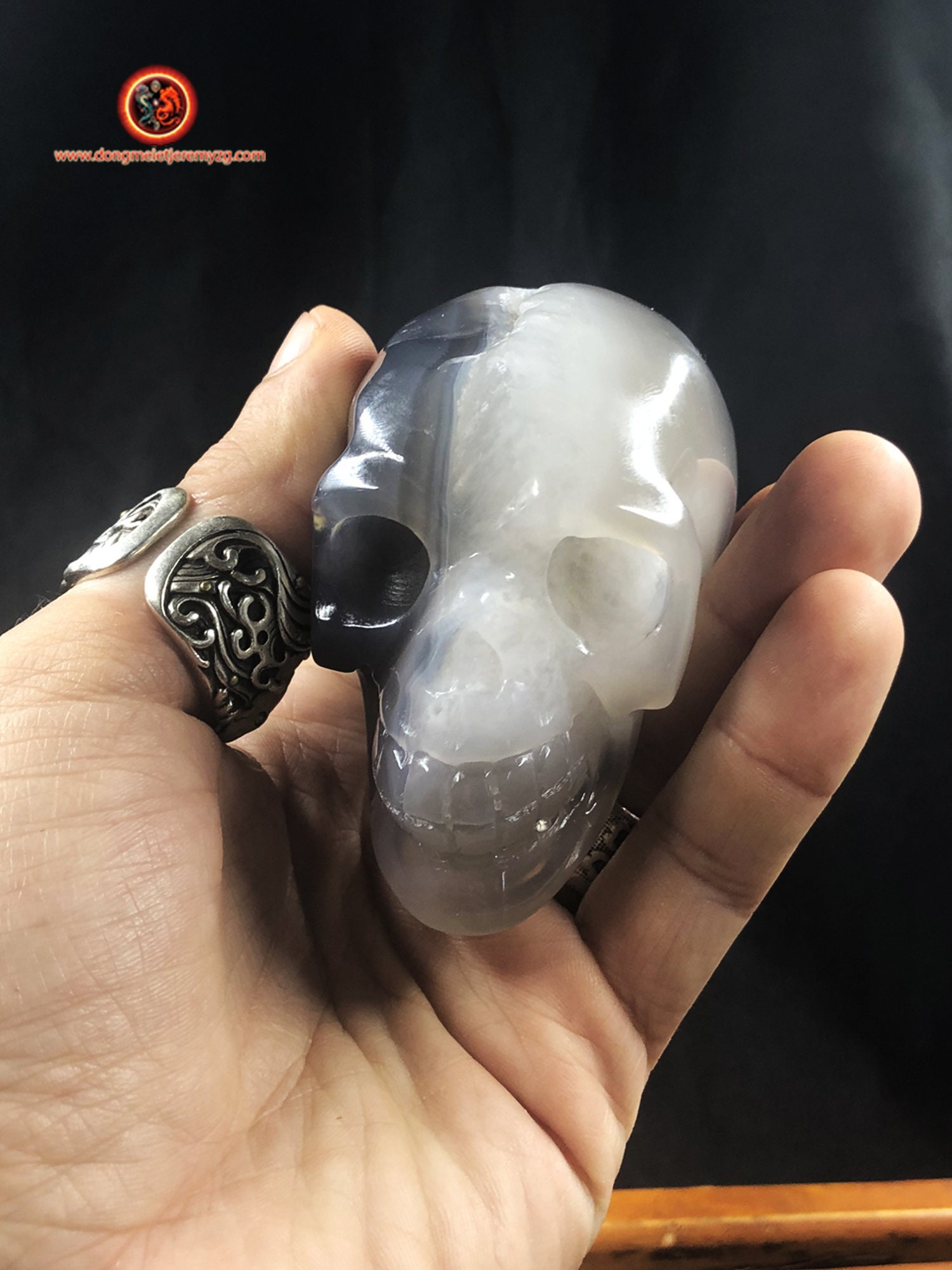 Crâne de Cristal. Crane Sculpté à La Main. Geode Quartz sur Gangue d'agate et Cristal Roche . Piece