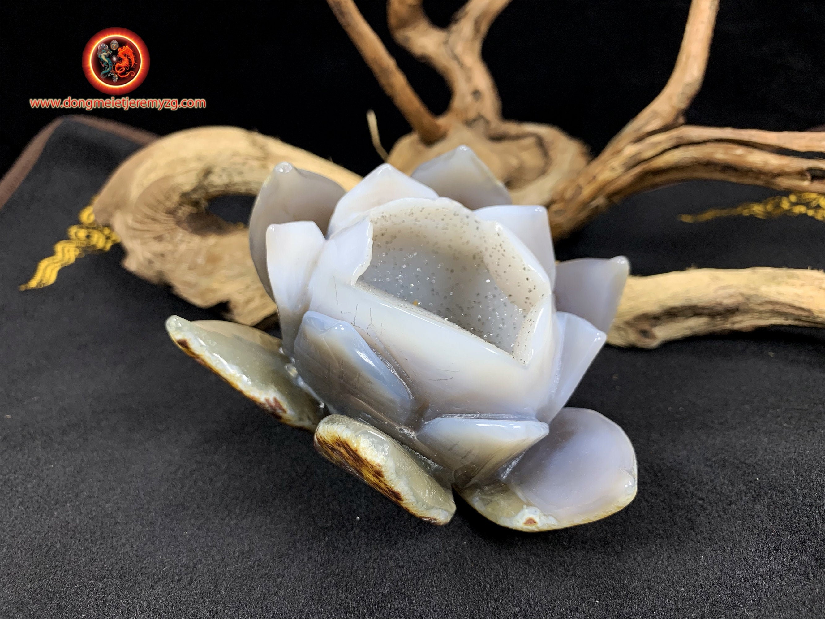 Fleur de Lotus. Lotus Sculpté Dans Une Géode Quartz sur Gangue d'agate. Travail Entièrement Artisana